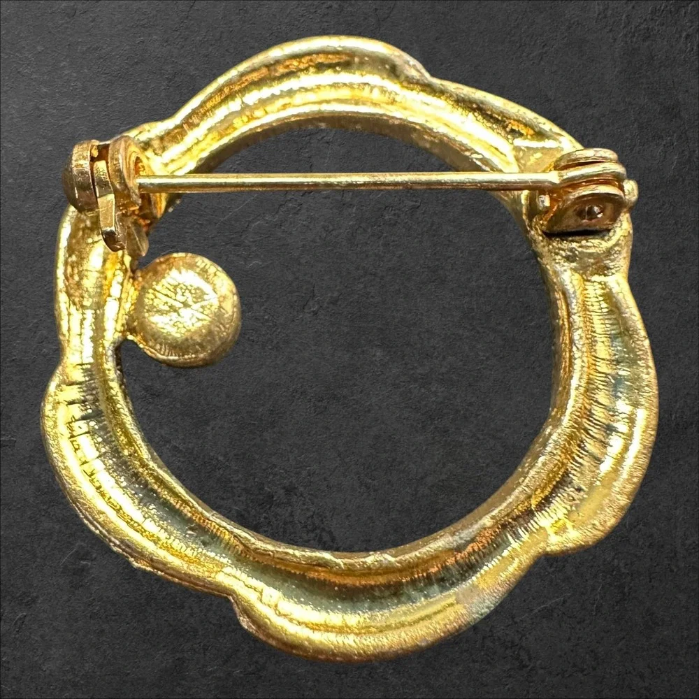 Unmarked Wreath Brooch Gold Tone w/Red Gem Textured Rhinestone Circle